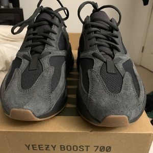Yeezy boost 700 utility black